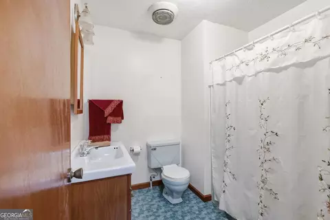 Bath - 57 Defoor Rd, Toccoa, GA 30577 photo 1 of 2