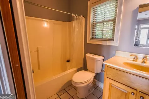 Bath - 157 Andrea Cir, Jackson, GA 30233 photo 2 of 3