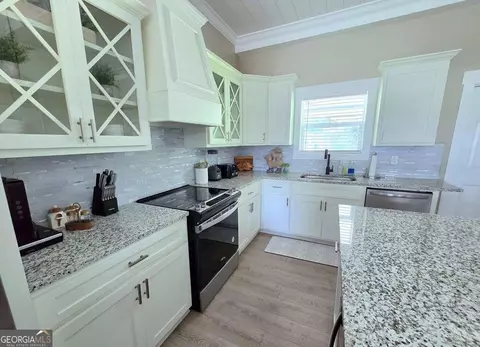 Kitchen - 215 Eighth St, Adel, GA 31620 photo 2 of 5
