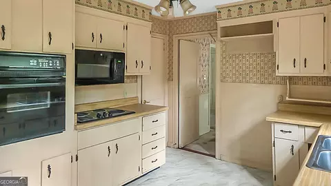 Kitchen - 819 Hillcrest Dr, Thomson, GA 30824 photo 2 of 4