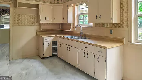 Kitchen - 819 Hillcrest Dr, Thomson, GA 30824 photo 3 of 4