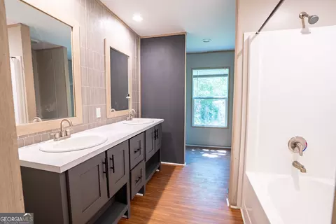 Bath - 3589 Sequoia Rd, Gainesville, GA 30506 photo 2 of 4