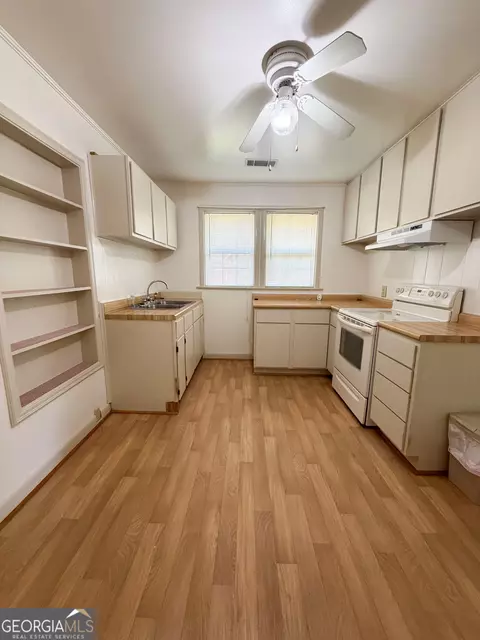 Kitchen - 1182 E Us Hwy 280, Lyons, GA 30436 photo 3 of 3
