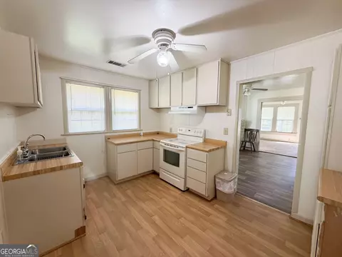 Kitchen - 1182 E Us Hwy 280, Lyons, GA 30436 photo 2 of 3