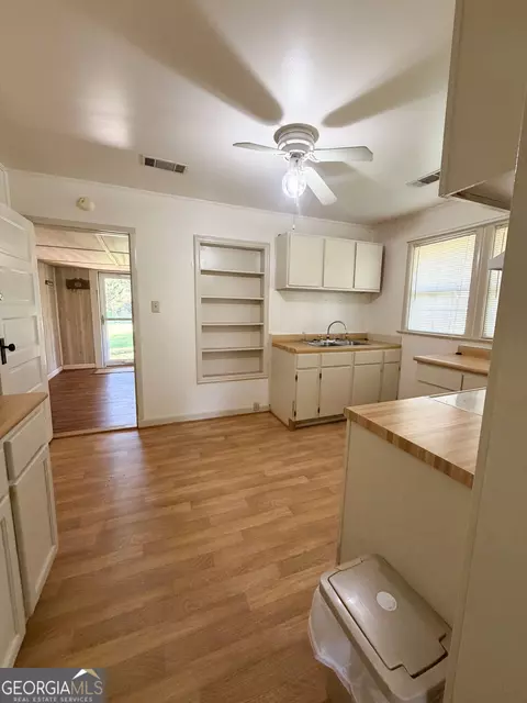 Kitchen - 1182 E Us Hwy 280, Lyons, GA 30436 photo 1 of 3