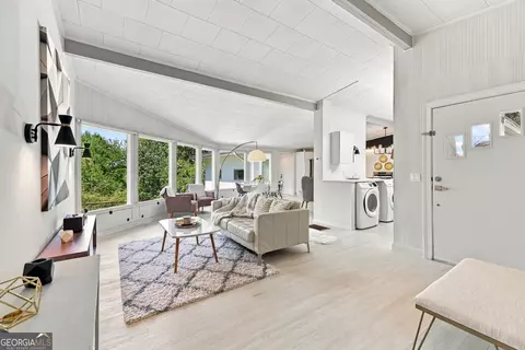 Living - 199 Sunrise Cir, Cornelia, GA 30531 photo 2 of 3