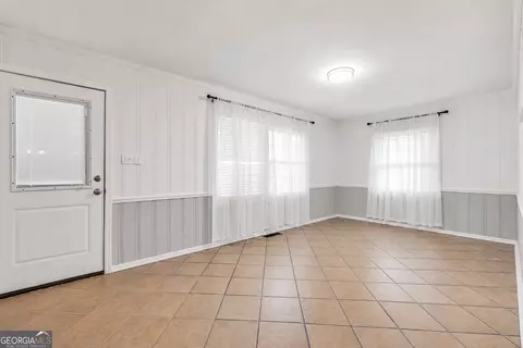 Living - 105 Pine St, Barnesville, GA 30204 photo 3 of 3