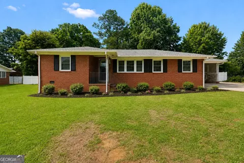 Exterior - 105 Pine St, Barnesville, GA 30204 photo 3 of 7