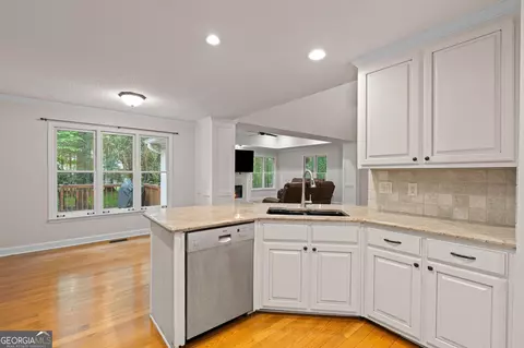 Kitchen - 285 Pendleton Trl, Tyrone, GA 30290 photo 4 of 4