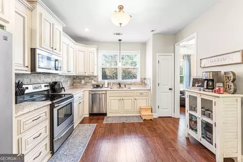Kitchen - 142 Honeysuckle Trce, Cochran, GA 31014 photo 1 of 3