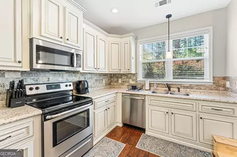 Kitchen - 142 Honeysuckle Trce, Cochran, GA 31014 photo 2 of 3