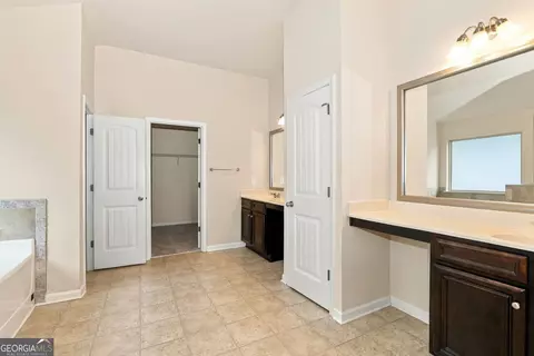 Entry Way - 7505 Bowhead Ct, Fairburn, GA 30213 photo 4 of 7