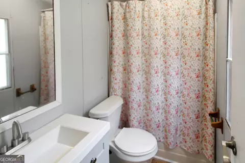 Bath - 53 Drake Rd, Lagrange, GA 30241 photo 2 of 2