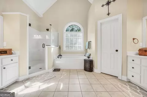 Bath - 505 Crescent Dr, Forsyth, GA 31029 photo 1 of 7
