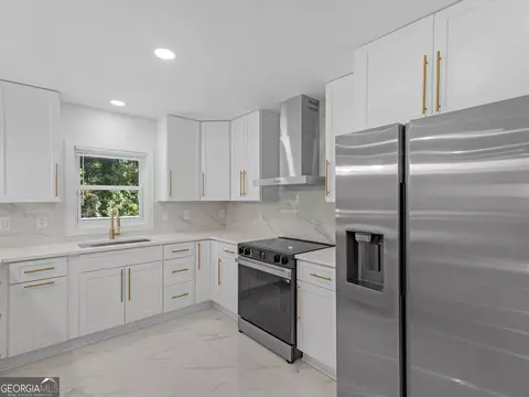 Kitchen - 984 Morrow Rd, Morrow, GA 30260 photo 3 of 4