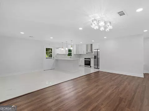 Living - 984 Morrow Rd, Morrow, GA 30260 photo 2 of 5