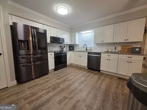 Kitchen - 105 Heatherbrook Dr, Lagrange, GA 30240 photo 4 of 10