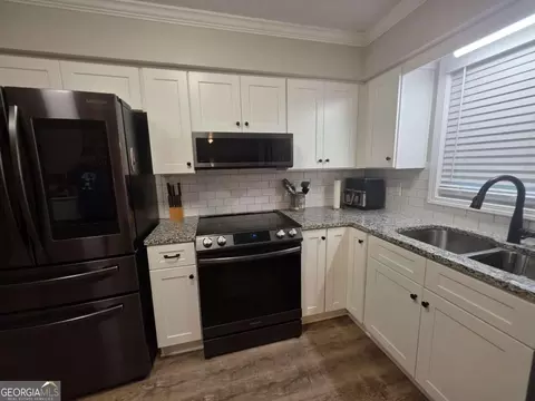 Kitchen - 105 Heatherbrook Dr, Lagrange, GA 30240 photo 8 of 10