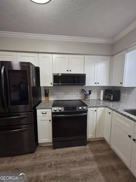 Kitchen - 105 Heatherbrook Dr, Lagrange, GA 30240 photo 9 of 10