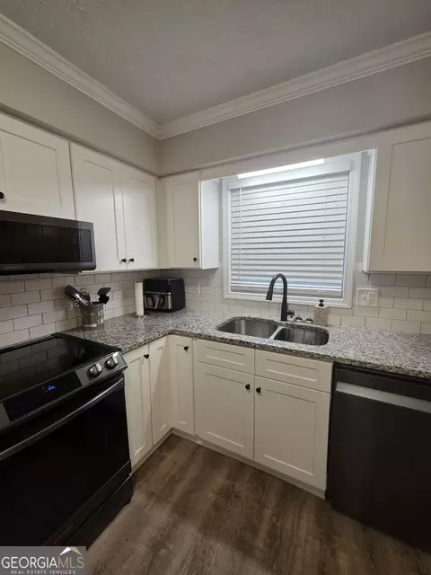 Kitchen - 105 Heatherbrook Dr, Lagrange, GA 30240 photo 5 of 10