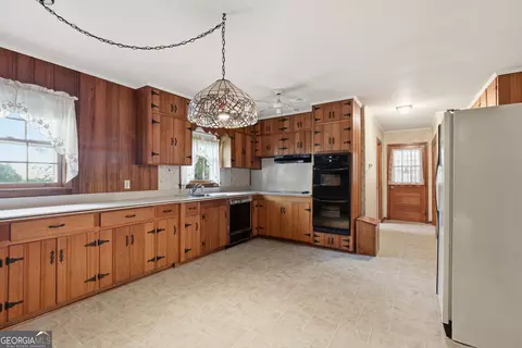 Kitchen - 400 Harris St, Toccoa, GA 30577 photo 2 of 3