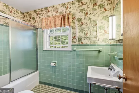 Bath - 400 Harris St, Toccoa, GA 30577 photo 4 of 5