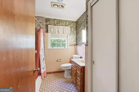 Bath - 400 Harris St, Toccoa, GA 30577 photo 1 of 5