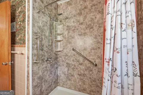 Bath - 400 Harris St, Toccoa, GA 30577 photo 3 of 5
