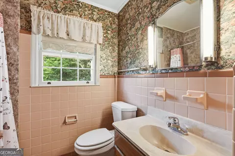 Bath - 400 Harris St, Toccoa, GA 30577 photo 2 of 5