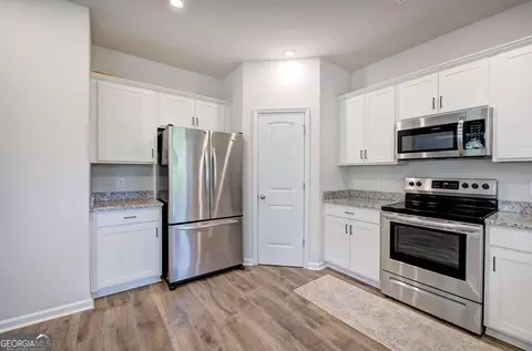 Kitchen - 16 Maycroft Ct NE, Rome, GA 30161 photo 3 of 4