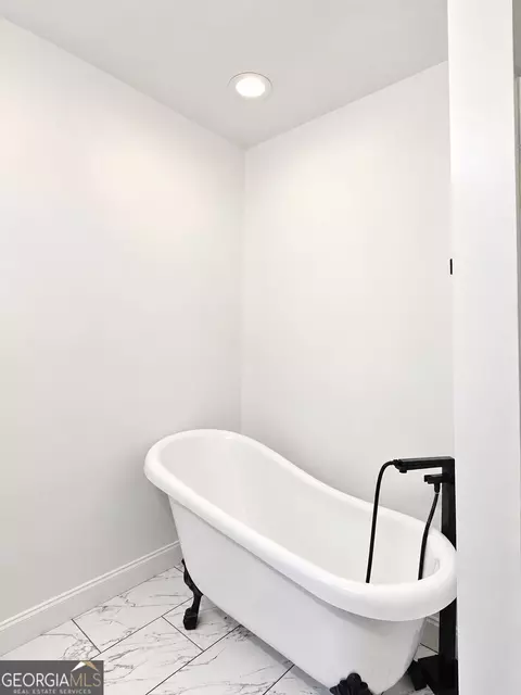 Bath - 104-108 W May St, Winder, GA 30680 photo 3 of 3