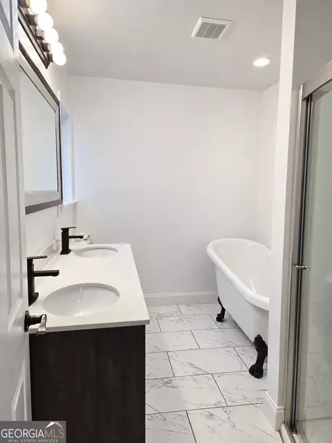 Bath - 104-108 W May St, Winder, GA 30680 photo 1 of 3