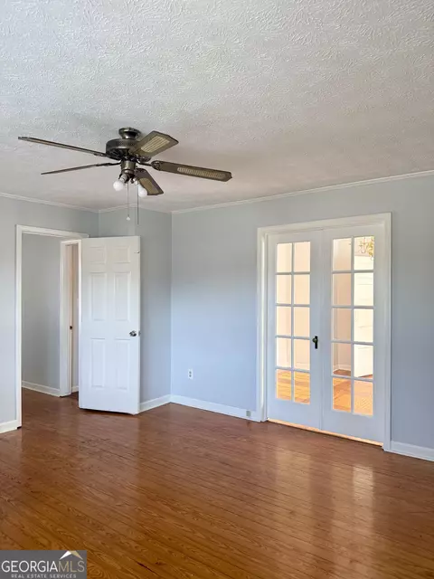 Living - 2402 N Broad St, Commerce, GA 30529 photo 2 of 4