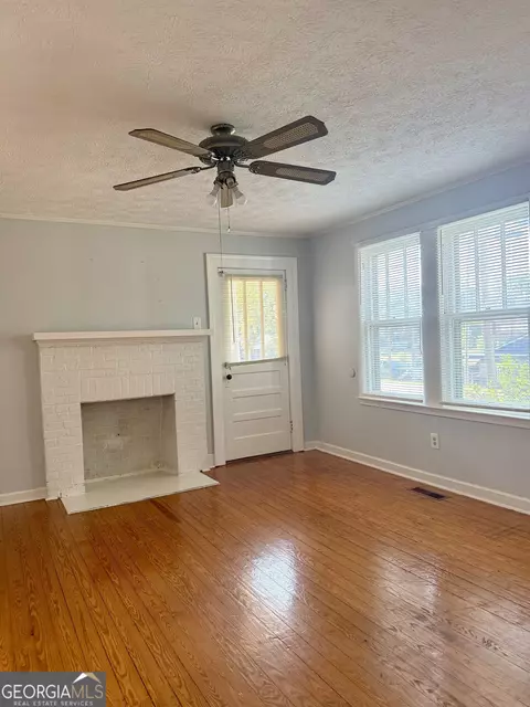 Living - 2402 N Broad St, Commerce, GA 30529 photo 1 of 4