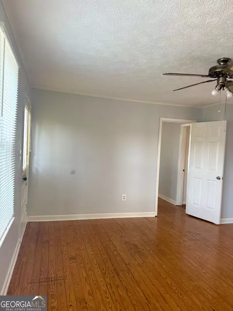 Living - 2402 N Broad St, Commerce, GA 30529 photo 3 of 4