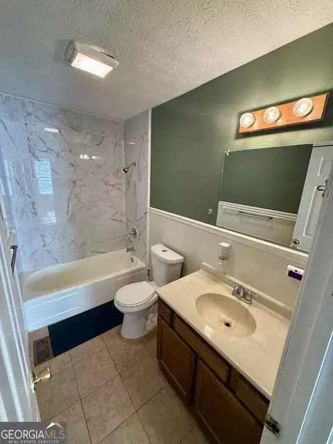 Bath - 2402 N Broad St, Commerce, GA 30529 photo 1 of 1