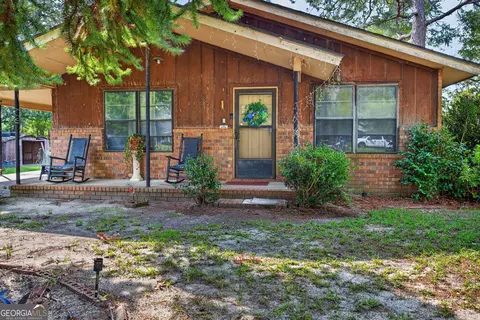 302 Lakeview Dr, Glennville, GA 30427
