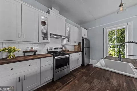 Kitchen - 215 E Dixie Hwy, Rutledge, GA 30663 photo 4 of 6