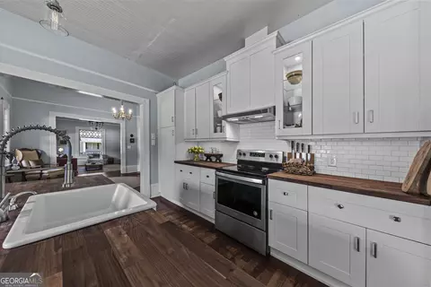 Kitchen - 215 E Dixie Hwy, Rutledge, GA 30663 photo 5 of 6