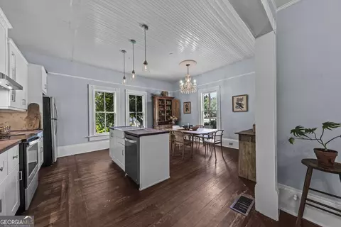 Kitchen - 215 E Dixie Hwy, Rutledge, GA 30663 photo 1 of 6