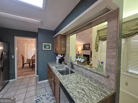 Kitchen - 206 Echo Ln, Warner Robins, GA 31088 photo 2 of 3