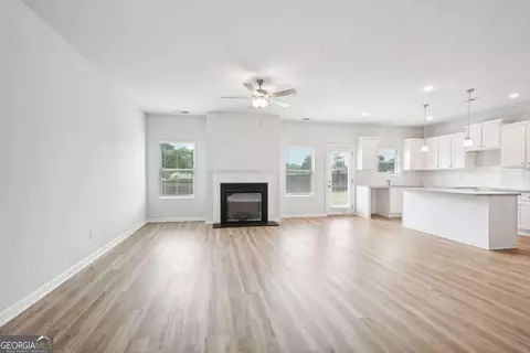 Living - 5832 Maddox Rd, Morrow, GA 30260 photo 2 of 4