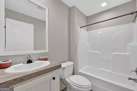 Bath - 3930 Bartley Rd, West Point, GA 31833 photo 2 of 2