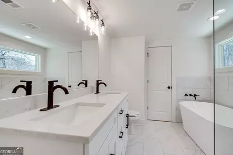 Bath - 1861 Dyer Cir, Chamblee, GA 30341 photo 2 of 5