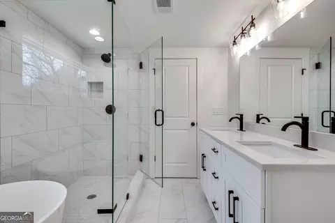 Bath - 1861 Dyer Cir, Chamblee, GA 30341 photo 4 of 5