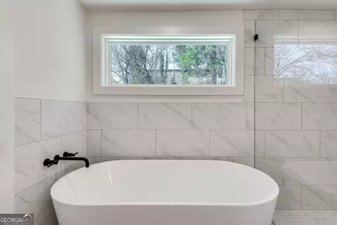 Bath - 1861 Dyer Cir, Chamblee, GA 30341 photo 5 of 5