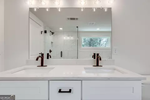 Bath - 1861 Dyer Cir, Chamblee, GA 30341 photo 3 of 5