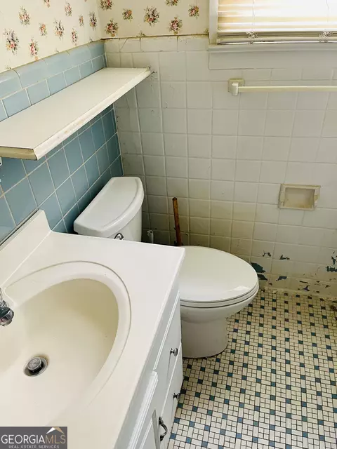 Bath - 6 N Spring St, Claxton, GA 30417 photo 3 of 6