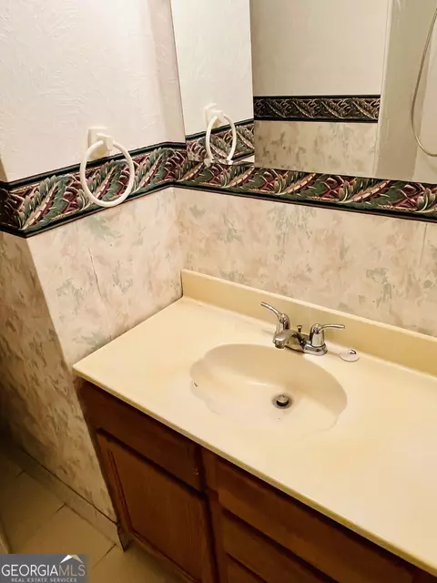 Bath - 6 N Spring St, Claxton, GA 30417 photo 4 of 6