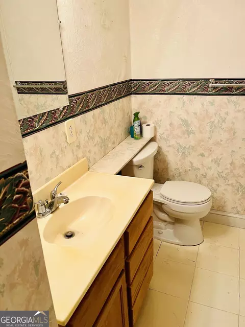 Bath - 6 N Spring St, Claxton, GA 30417 photo 6 of 6